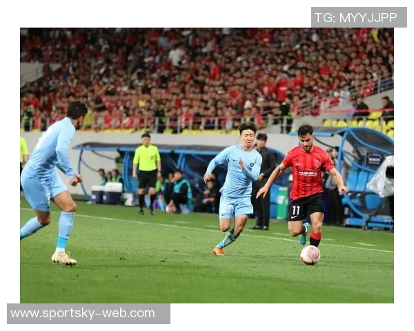 杨一鸣肘击被红牌罚下新鹏城领先后遭遇人数劣势