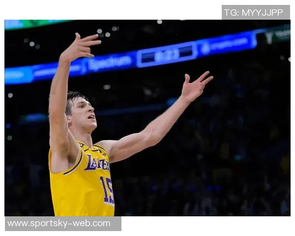 湖人训练场景曝光斯玛特紧逼八村里夫斯全力防守展现团队默契 湖人训练场景曝光斯玛特紧逼八村里夫斯全力防守展现团队默契